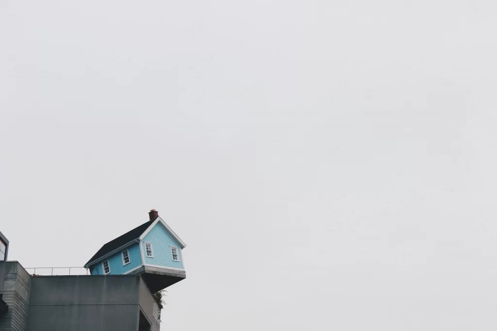 A small house on the edge of the cliff.