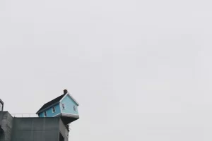 Una pequeña casa al borde del acantilado.